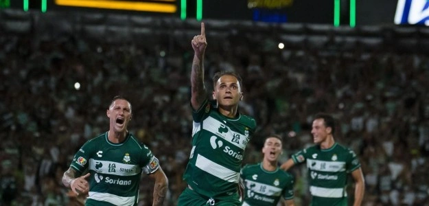 Fran Villalba celebra gol con Santos Laguna en Apertura mexicano