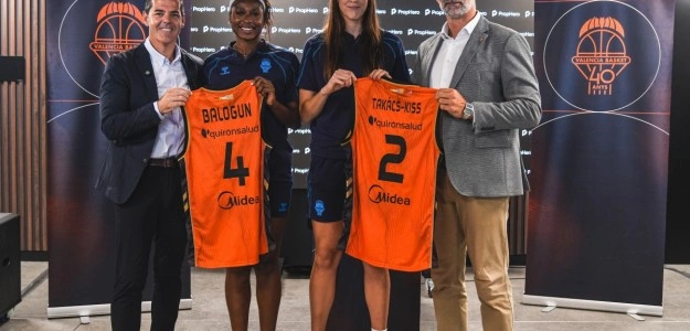 Elizabeth Balogun y Virag Takács-Kiss en su presentación oficial con Valencia Basket