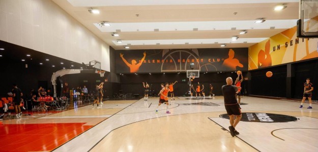 Xavi Albert dirigiendo entrenamiento Valencia Basket pretemporada 2024