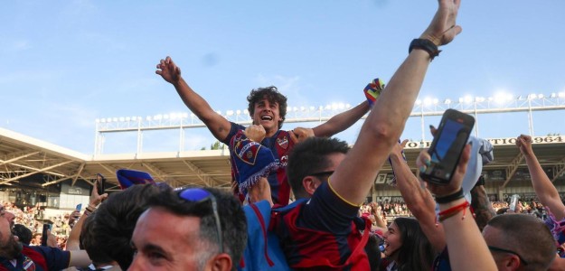 Carlos Álvarez, delantero del Levante UD, en acción durante un partido