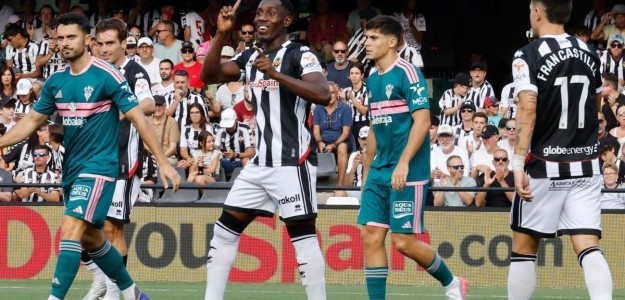 Jugadores CD Castellón celebran gol victoria Albacete Segunda División