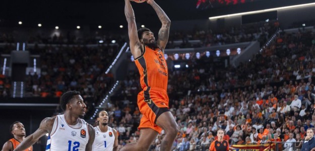 Armoni Brooks lanza a canasta en el Valencia Basket contra Baskonia