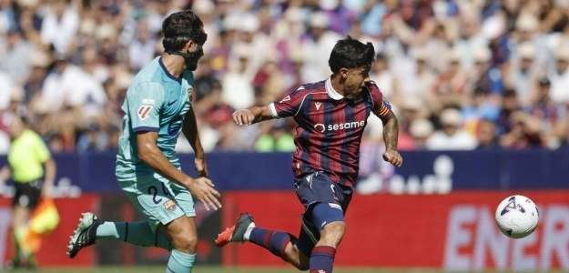 Levante UD defiende ante Barcelona en Ciutat de València partido LaLiga