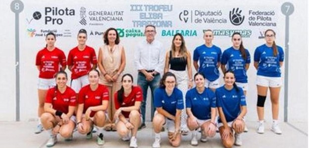 Ana i Mar Alfonso levantan el trofeo III Trofeu Elisa Tarazona Riba-roja