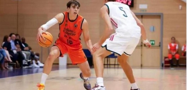 Lucas Marí en acción con el Valencia Basket U22 ante Real Madrid