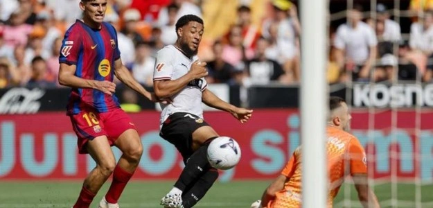Jugadores del Valencia CF en Mestalla durante partido de LaLiga 2024-25