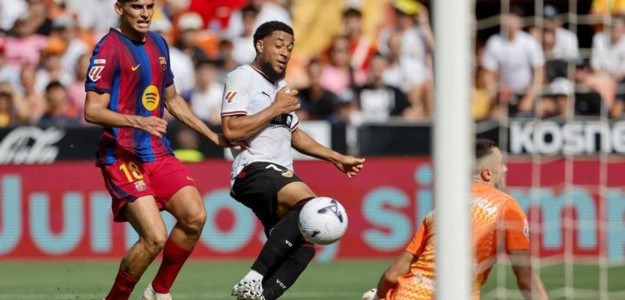 Jugadores del Valencia CF en Mestalla durante partido de LaLiga 2024-25