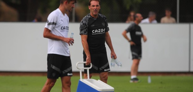 Doctor Pedro López Mateu en labores médicas con equipo Valencia CF