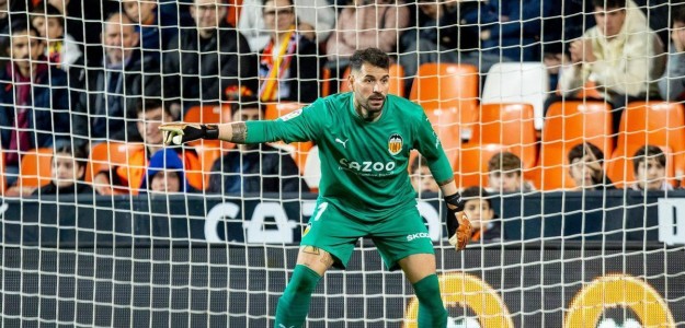 Iago Herrerín portero Valencia CF durante entrenamiento