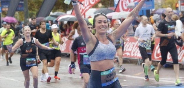 Corredor corriendo en Valencia con calculadora tiempos maratón