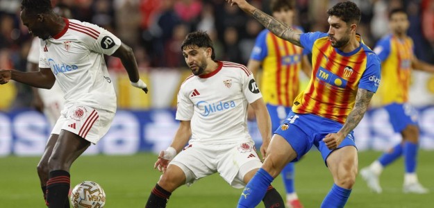 André Almeida con la camiseta del Valencia CF en el campo de Mestalla