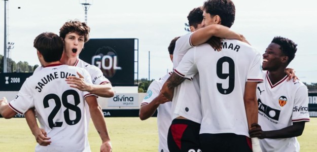 Aimar Blázquez celebra gol Valencia Mestalla contra Peña Deportiva Paterna