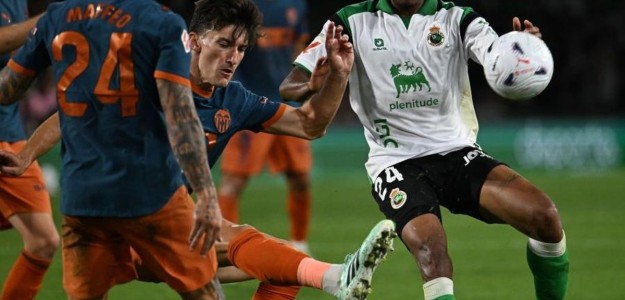 Pepelu en acción con el Valencia CF durante un partido de Liga
