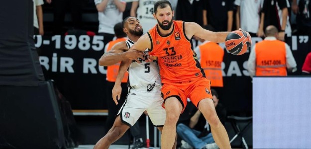 Nikola Mirotic en acción con Valencia Basket contra ASVEL Villeurbanne