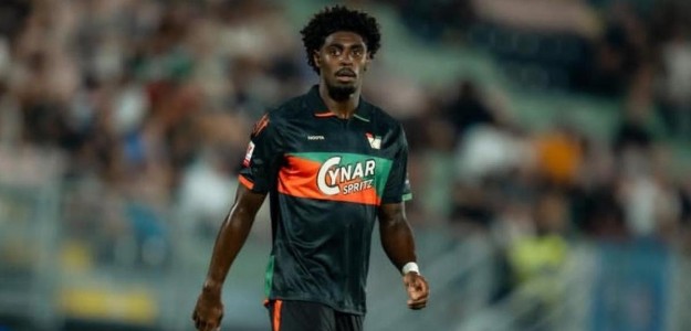 Giovanni Stroppa, técnico del Venezia FC, en el banquillo durante un partido