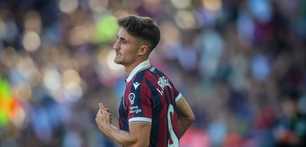Iván Romero en acción con la camiseta del Levante UD en partido oficial