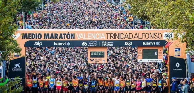 Corredores en la salida del Medio Maratón Valencia Trinidad Alfonso