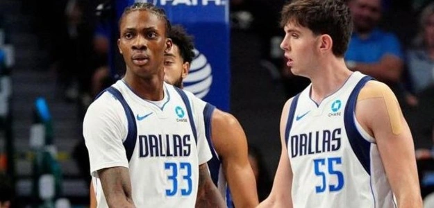 Sergio de Larrea en acción con los Dallas Mavericks durante la pretemporada NBA