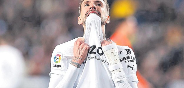 Samu Castillejo con la camiseta del Valencia CF en Mestalla