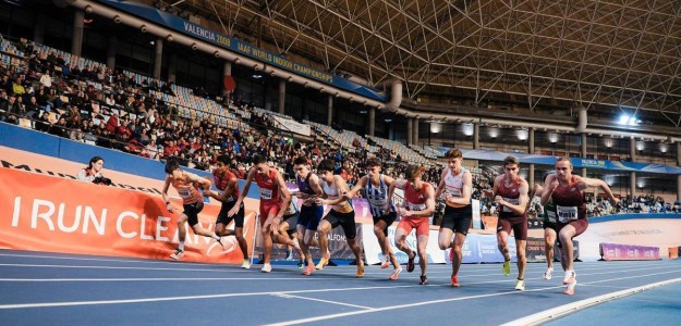 Atletas de élite entrenan en pista Palau Velòdrom Luis Puig Valencia