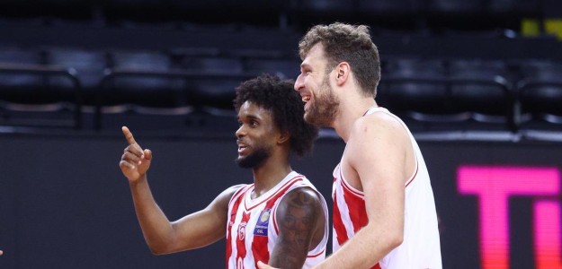 Jean Montero lanza a canasta con Olympiacos en la liga griega