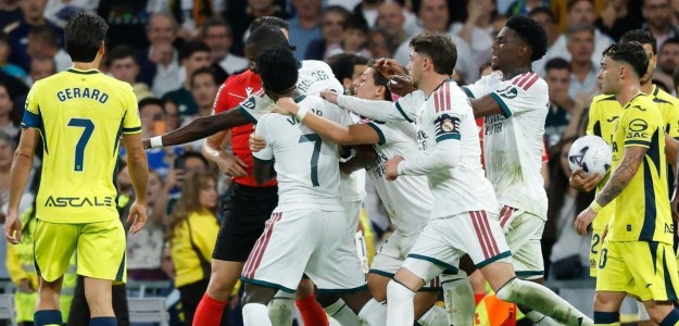 Vinícius Júnior recibe la tarjeta roja del árbitro Isidro Díaz de Mera