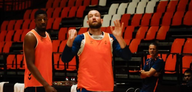 Yankuba Sima durante un partido con Valencia Basket en la ACB