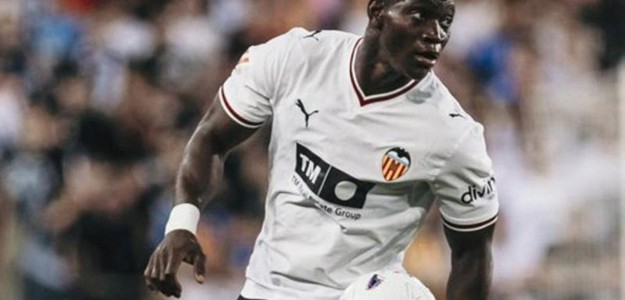 Aliou Dieng con la camiseta del Valencia CF en Mestalla