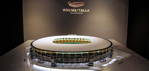 Aficionado del Valencia CF observa asientos del Nou Mestalla en realidad virtual