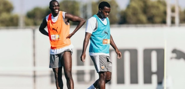 David Otorbi en entrenamiento del Valencia CF con Javier Aguirre