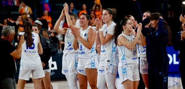 Jugadoras Valencia Basket femenino celebran victoria Euroliga Bucuresti