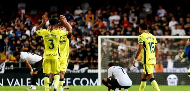 Mikautadze celebra el gol del Villarreal CF en Mestalla en el minuto 96