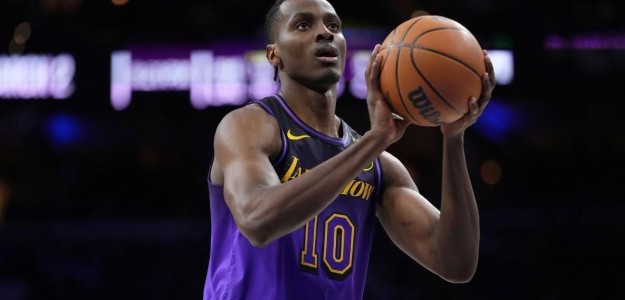 Christian Koloko, pívot camerunés, en acción durante partido NBA