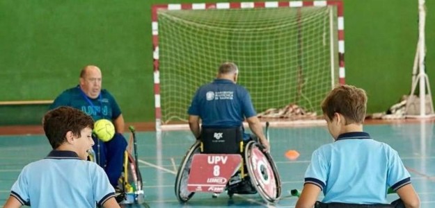 Jugadores de A-ball UPV IN en actividad escolar con estudiantes de Valencia