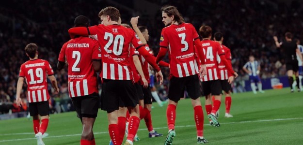 Yarek Gasiorowski en defensa durante PSV Eindhoven Oporto Champions League