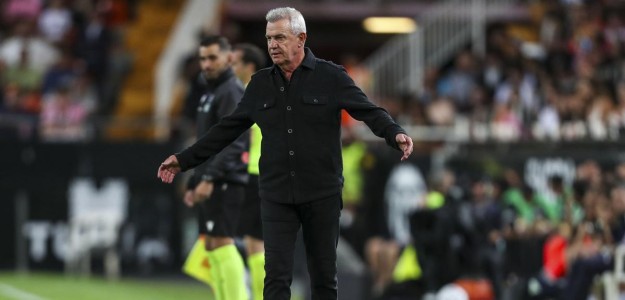 Javier Aguirre en el banquillo de Mestalla durante Valencia CF Athletic Club