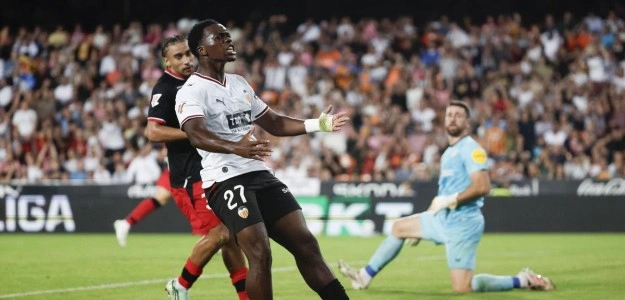 Elliott entra al terreno en Mestalla durante Valencia CF vs Athletic Club