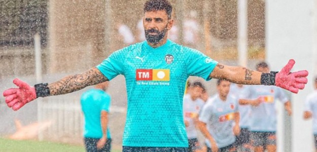 Unai Alba, entrenador de porteros del Valencia CF, en Mestalla