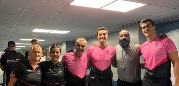 James Harden luce medalla Valencia Basket durante training camp Málaga