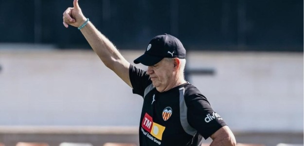 Javier Aguirre en su primer partido como entrenador del Valencia CF