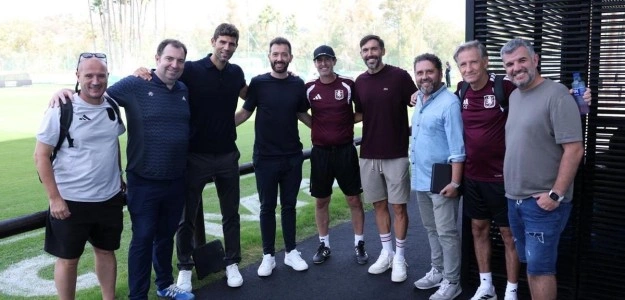 Carlos Corberán visita entrenamiento Aston Villa Marbella Football Center