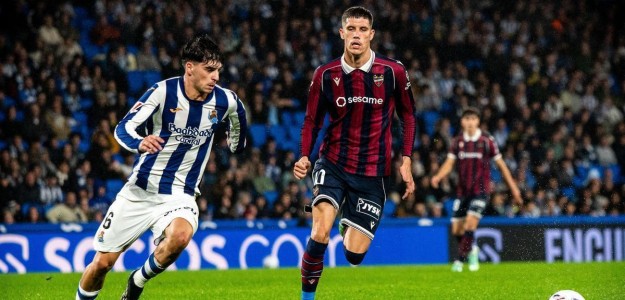 Mathew Ryan bajo palos en el partido Levante Real Sociedad Anoeta
