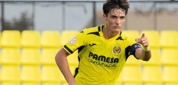 Raúl García celebra uno de sus goles en la victoria del Villarreal ante el Napoli