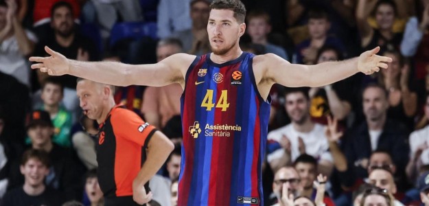 Armari Brooks intenta anotar ante la defensa del Barcelona en el Palau