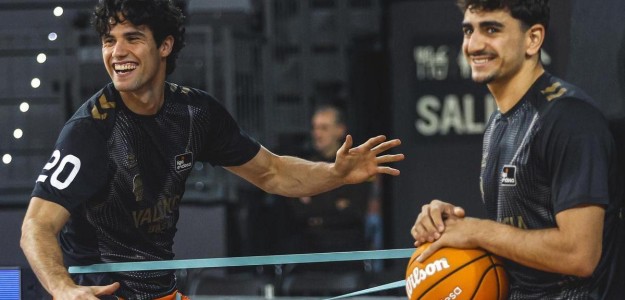 Nate Reuvers en acción con Valencia Basket durante partido Liga Endesa