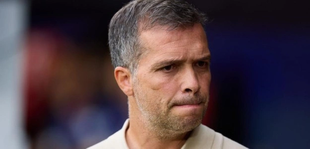 Luís Castro observa desde la banda durante un partido del Levante UD