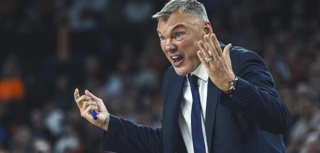 Jugadores Valencia Basket celebran victoria ante Fenerbahçe Roig Arena