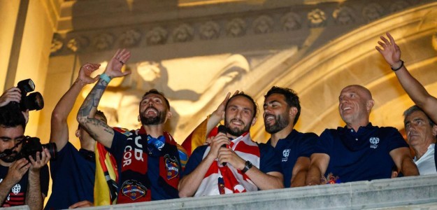 Vicente Iborra entrega brazalete capitán a Kochorashvili Levante Eibar