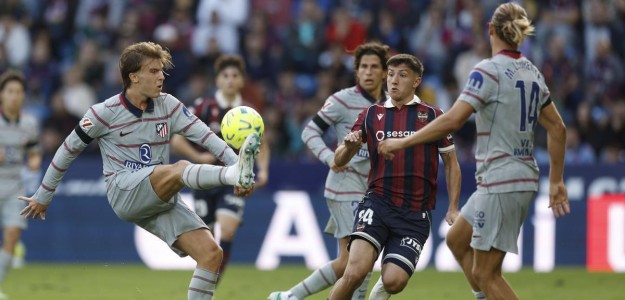 Jugadores del Levante durante el partido contra el Atlético de Madrid en el Ciutat de València
