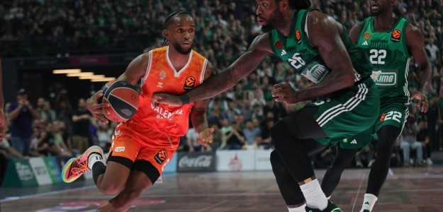 Jean Montero con la camiseta del Valencia Basket en acción de juego